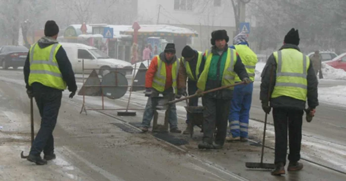 Muncitorii fac ultimele peticeli prin oraş