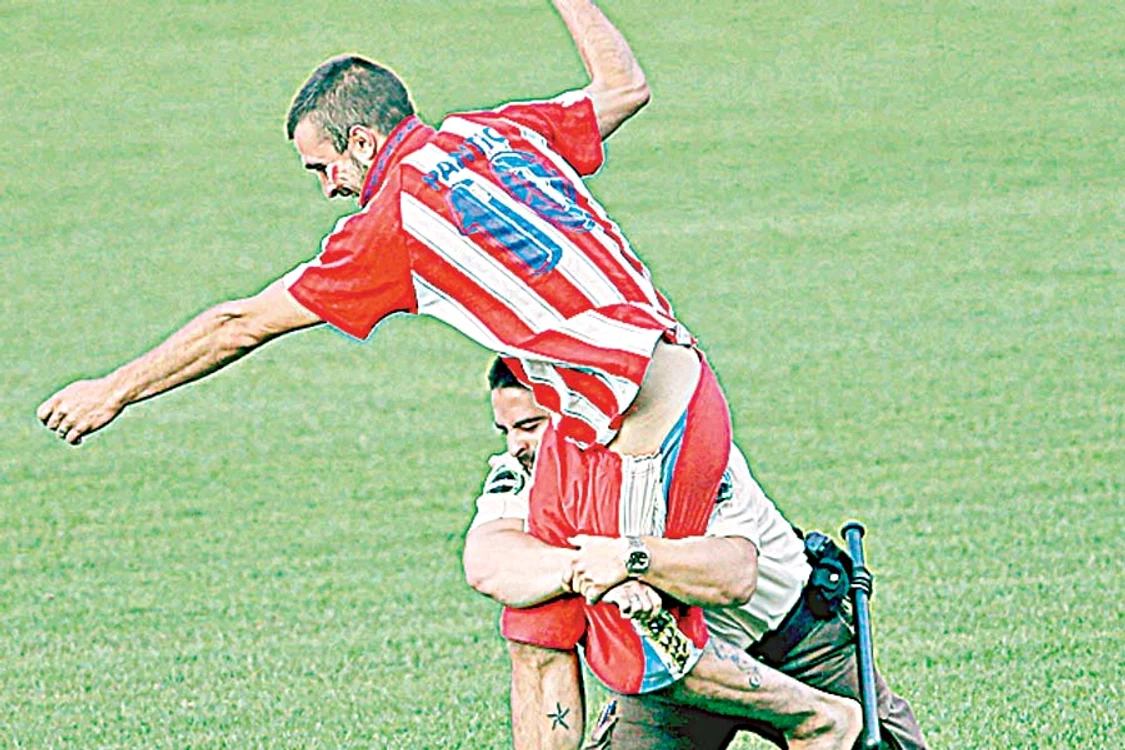 David Villa a fost înconjurat chiar  pe teren de fanii lui Atletico (Fotografii: Reuters)