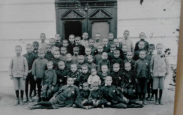 Orfanii care şi-au pierdut ambii părinţi,  într-un orfelinat din Caracal FOTO: Arhivele Naţionale Olt