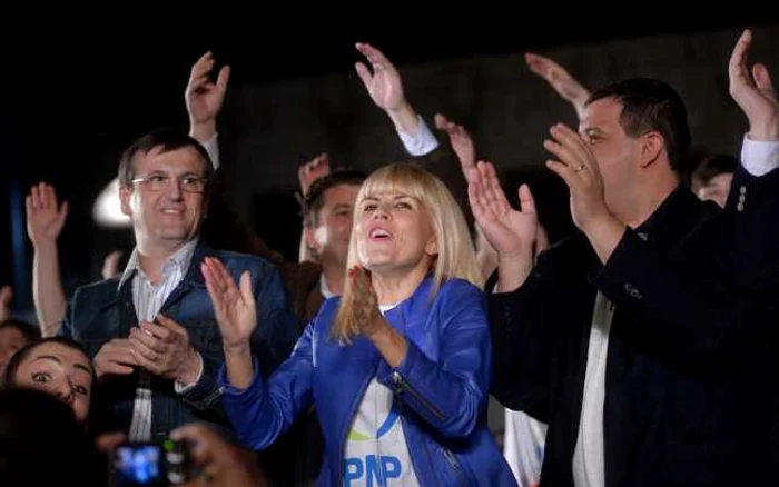 Cristian Preda (dreapta), Elena Udrea si Eugen Tomac (stânga), în timpul unui flashmob prin care Partidul Miscarea Populara şi-a lansat candidaţii la alegerile ruroparlamentare, 4 aprilie 2014. FOTO Mediafax