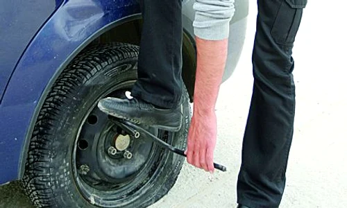 2  Slăbeşte şuruburile de fixare a roţii jpeg