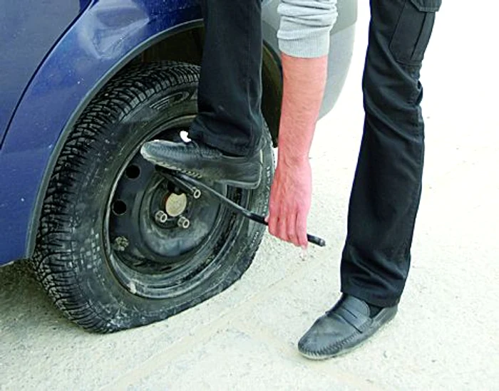 2. Slăbeşte şuruburile de fixare a roţii