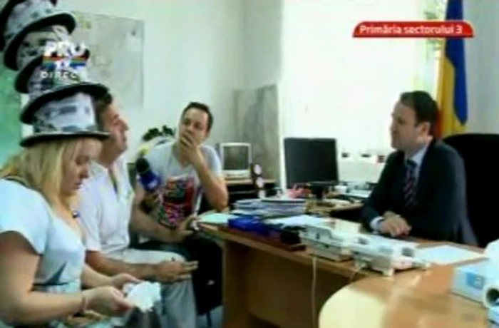 Viorica din Clejani a plâns în hohote în faţa primarului (Foto: captură video Pro TV)