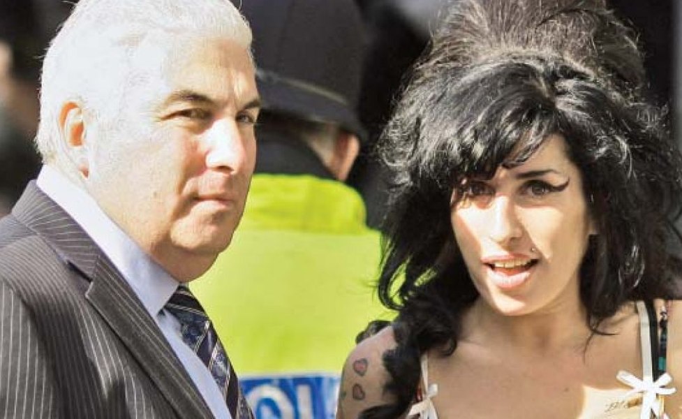 Tatăl lui Amy Winehouse le-a dat în judecată pe prietenele acesteia, acuzându-le că și-au însușit banii din vânzarea obiectelor artistei