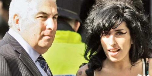 Amy Winehouse, alături de tatăl ei, Mitch   