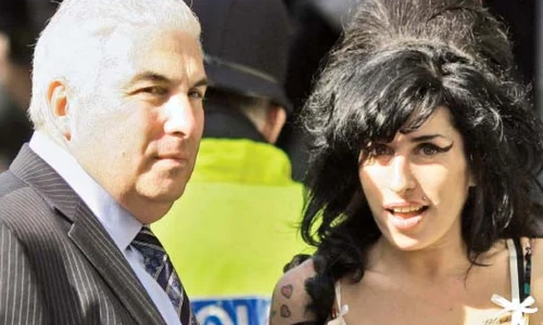 Amy Winehouse, alături de tatăl ei, Mitch
