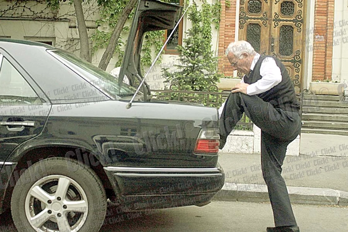Şoferul sopranei a  dat luciu antenei (Fotografii: Blitz!)