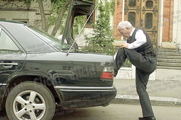 Şoferul sopranei a  dat luciu antenei (Fotografii: Blitz!)