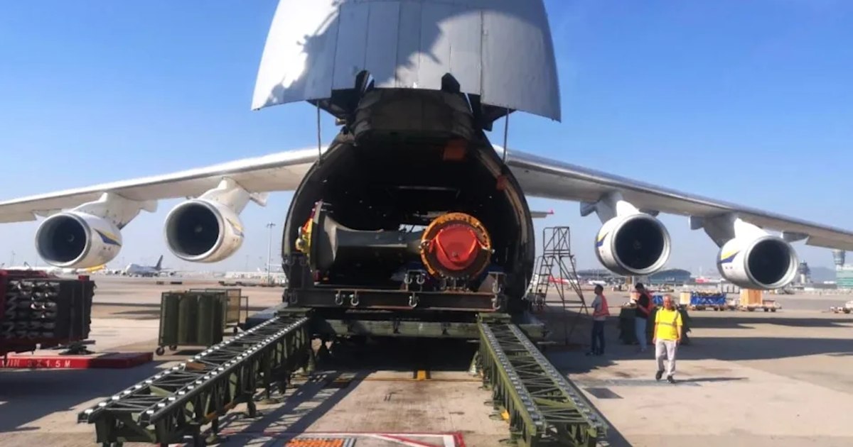 Mister deslușit în cazul aeronavei masive care a apărut pe cerul Kievului. Imagini cu sosirea la destinație