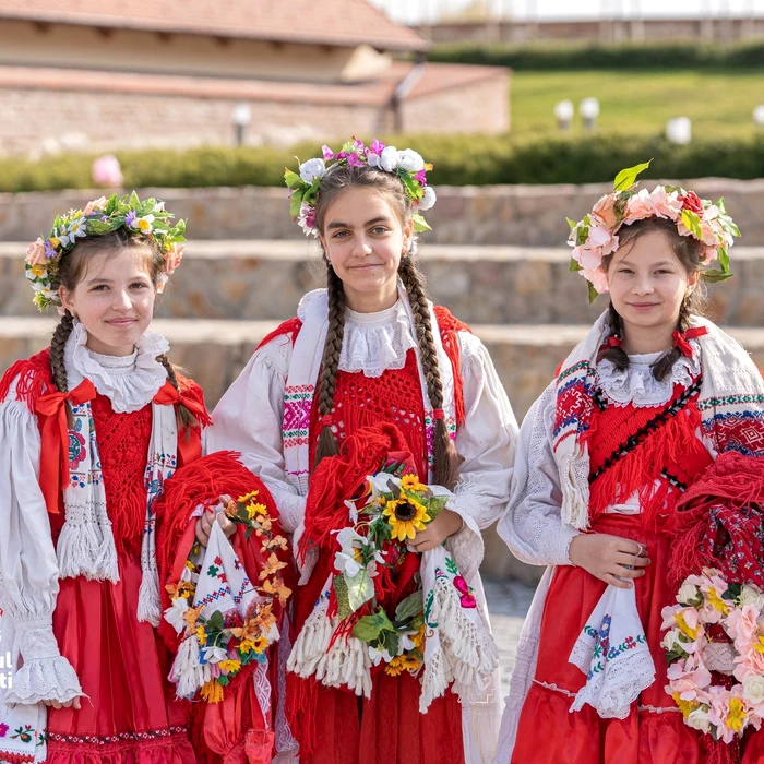 Suratele "de cruce" leagă o prietenie pe viaţă foto: Jocul lioarelor/Ansamblul Codrenii Bihorului