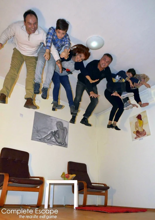 Bianca Brad şi Adrian Enache, alături de copiii lor, au experimentat "agăţatul" de tavan