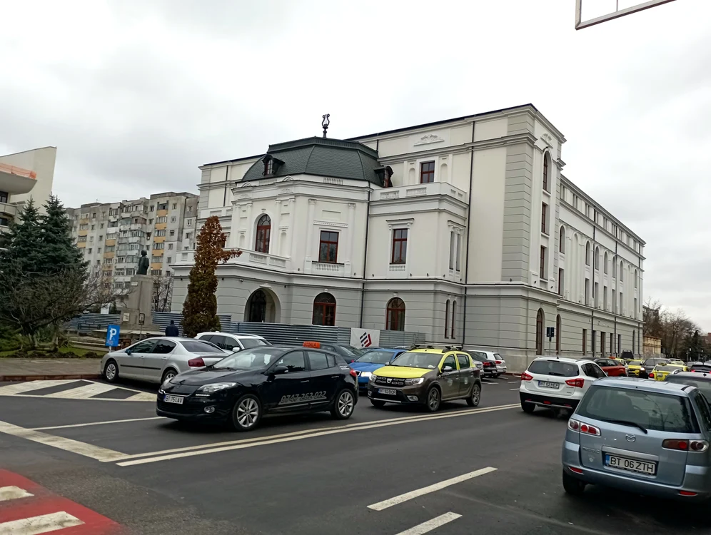 Teatrul din Botoșani, la exterior FOTO Cosmin Zamfirache