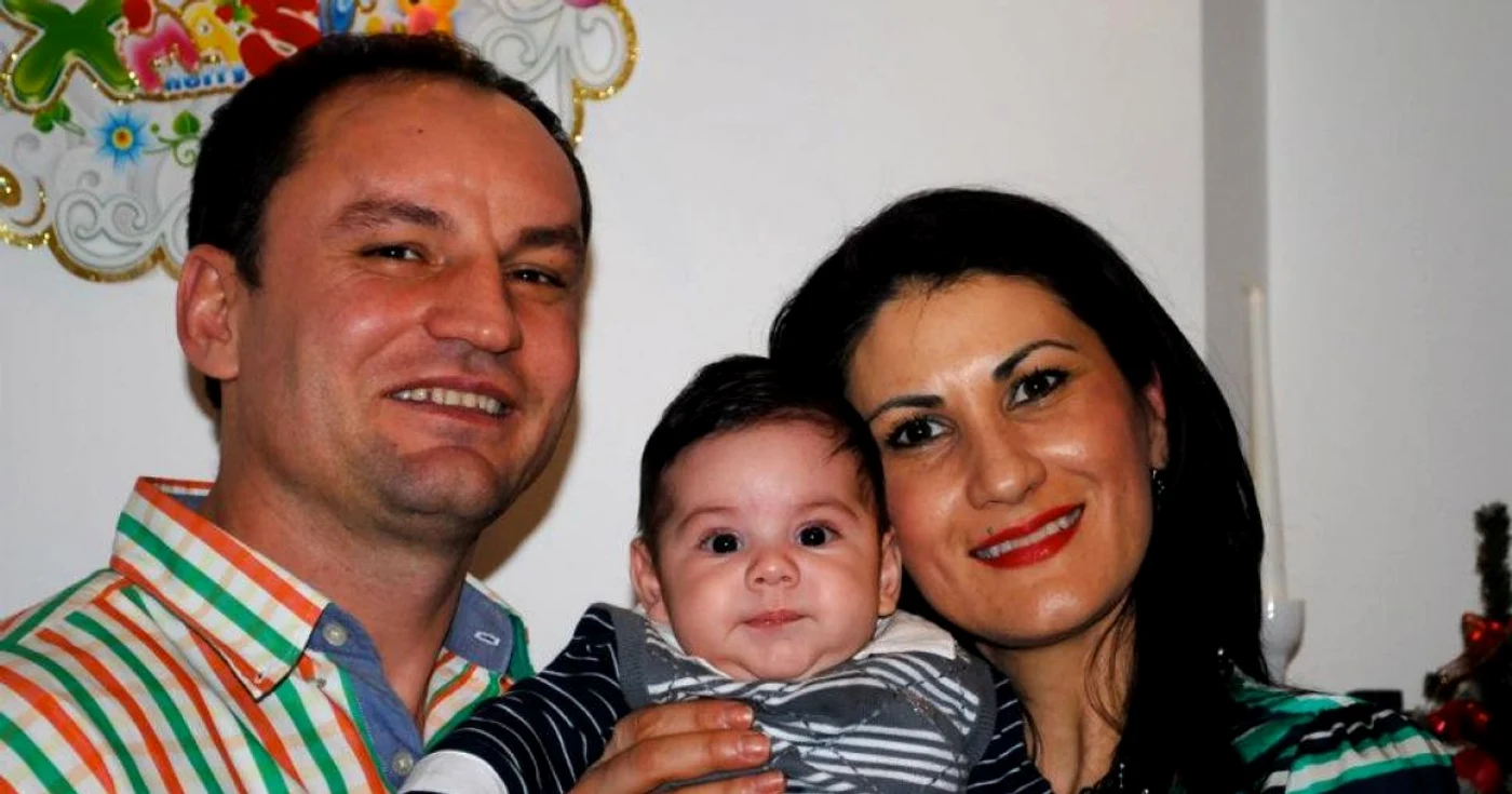 Bunicii Tonişi Georgiana Doboş, împreună cu nepoţelul lor, Aris FOTO: CLICK!