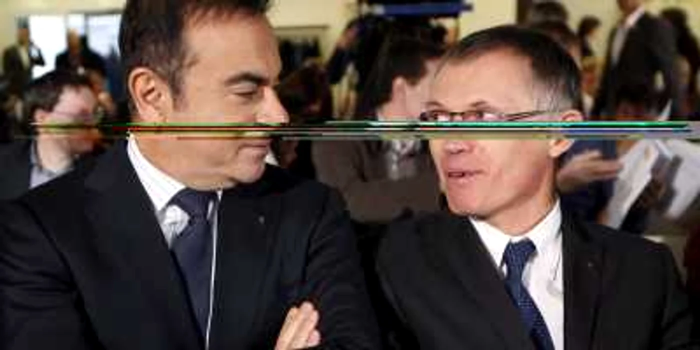 Carlos Tavares (dreapta) a demisionat, fiind nemulţumit de faptul că şeful său, Carlos Ghosn (stânga), nu iese mai repede la pensie. FOTO: Reuters