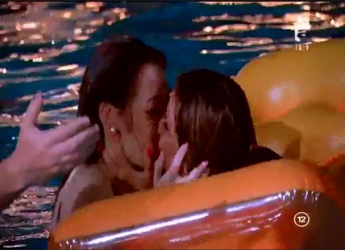 Andreea s-a sărutat în piscină cu o altă ispită