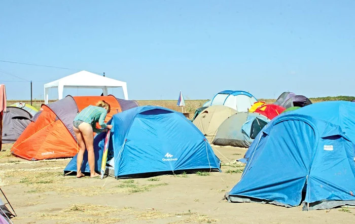 Corturile şi rulotele  au împânzit plaja