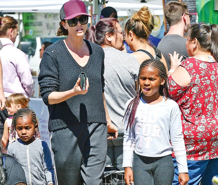 Charlize Theron, 44 de ani, îl ajută pe băiatul ei Jackson în procesul de tranziţie către sexul feminin şi e fericită că micuţa August rămâne fetiţă