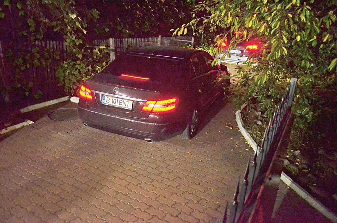Fostul premier  şi familia lui au  ajuns la Cornu  puţin după ora 21,  cu două maşini
