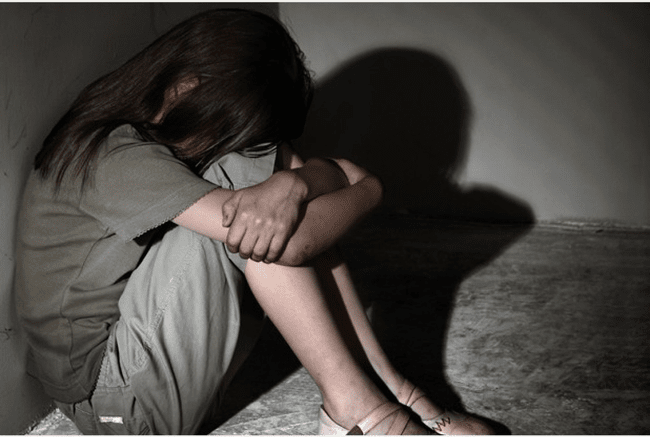 Un prahovean i-a cerut fiicei sale de șapte ani să-i trimită fotografii în ipostaze sexuale explicite. Bărbatul este judecat în libertate