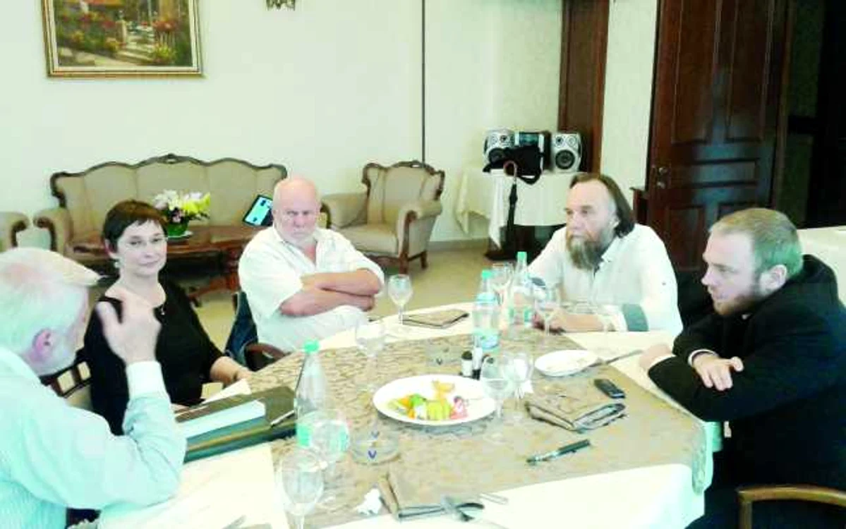Aleksandr Dughin (al doilea
din dreapa), la restaurantul Diesel din Floreasca, alături de Călin Mihăescu,
Mircea Popa, Eugen Mihaescu şi soţia  acestuia FOTO turcescu.ro