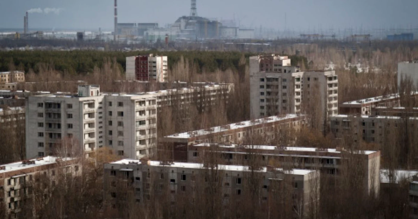 Pripyat, un oraş situat la 3 kilometri de Cernobîl. În spate se poate vedea şi CentralaAtomoelectrică. FOTO Getty