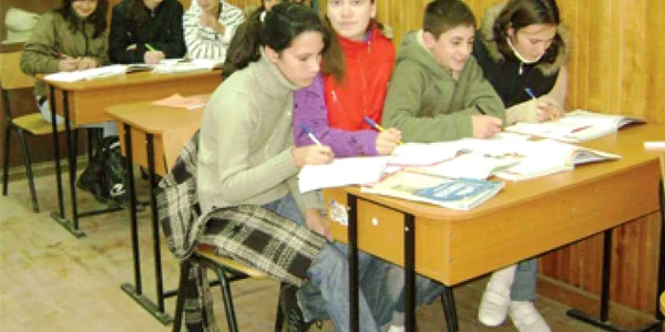 Elevii din Halânga merg la şcoală ca eschimoşii