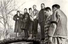 Gheorghe Gheorghiu-Dej și Emil Bodnăraş la înmormântarea deţinuţilor ucişi sub zidurile Doftanei în urma cutremurului din noiembrie 1940 (© „Fototeca online a comunismului românesc”, cota: 4/1940)