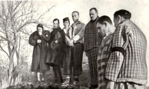 Gheorghe Gheorghiu-Dej și Emil Bodnăraş la înmormântarea deţinuţilor ucişi sub zidurile Doftanei în urma cutremurului din noiembrie 1940 (© „Fototeca online a comunismului românesc”, cota: 4/1940)