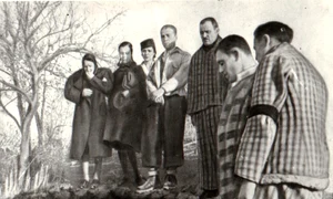 Gheorghe Gheorghiu-Dej și Emil Bodnăraş la înmormântarea deţinuţilor ucişi sub zidurile Doftanei în urma cutremurului din noiembrie 1940 (© „Fototeca online a comunismului românesc”, cota: 4/1940)