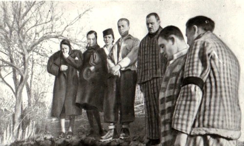 Gheorghe Gheorghiu-Dej și Emil Bodnăraş la înmormântarea deţinuţilor ucişi sub zidurile Doftanei în urma cutremurului din noiembrie 1940 (© „Fototeca online a comunismului românesc”, cota: 4/1940)