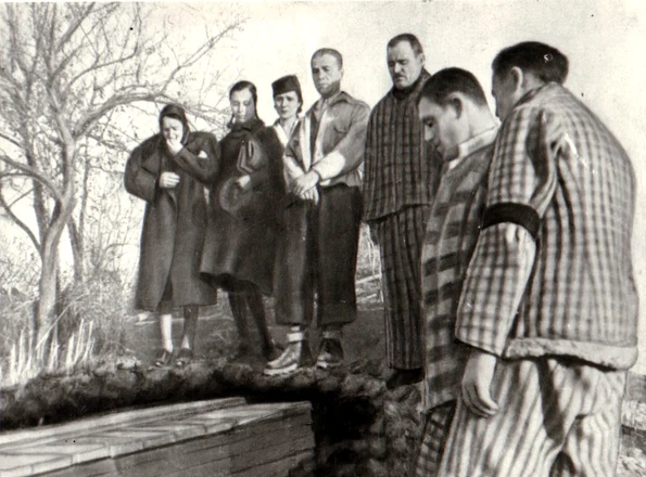 Gheorghe Gheorghiu-Dej și Emil Bodnăraş la înmormântarea deţinuţilor ucişi sub zidurile Doftanei în urma cutremurului din noiembrie 1940 (© „Fototeca online a comunismului românesc”, cota: 4/1940)