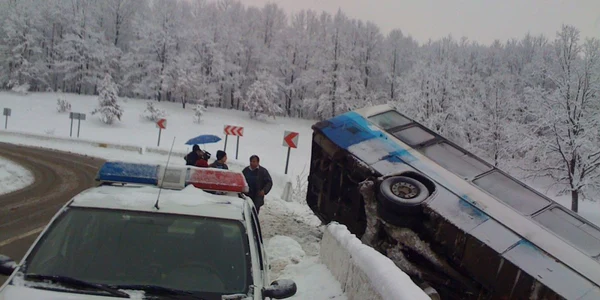 Autobuzul a derapat şi s-a răsturnat