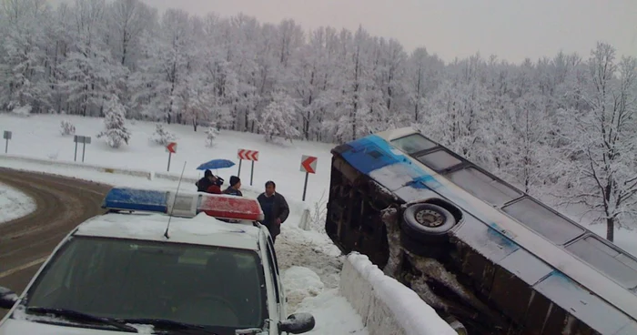 Autobuzul a derapat şi s-a răsturnat