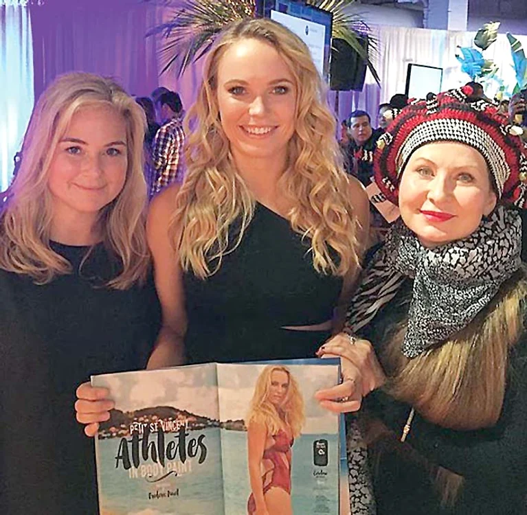 Daneza, alături de cele două artiste care au pictat-o pentru a arăta perfect în revistă