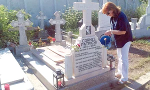 Cornelia Patrichi la mormântul soţului ei, Cornel Patrichi, din Cimitirul Pipera, uda florile şi aprinde lumânări jpeg