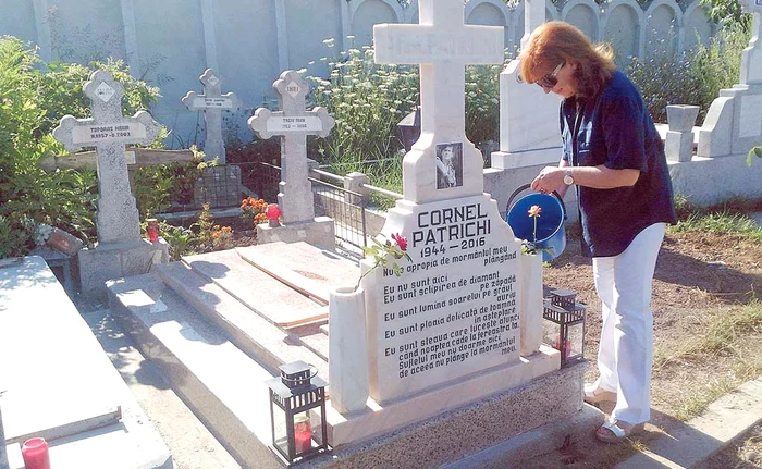 
    Zilele trecute, Cornelia a venit la  mormântul soţului ei, din Cimitirul Pipera,  pentru a uda florile şi a aprinde lumânări  