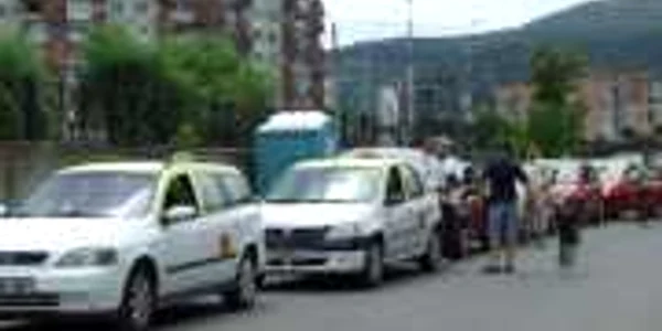 Neamţ: Taximetrişti amendaţi pentru că-şi spălau maşinile în staţii
