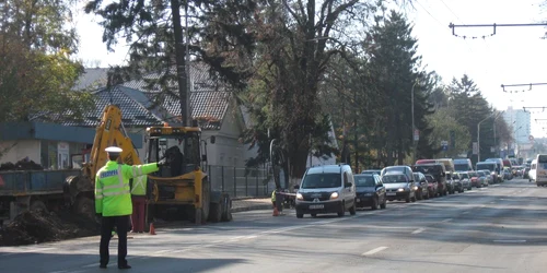 Poliţiştii de la Rutieră dirijează circulaţia prin tot oraşul pentru a împiedica ambuteiajele