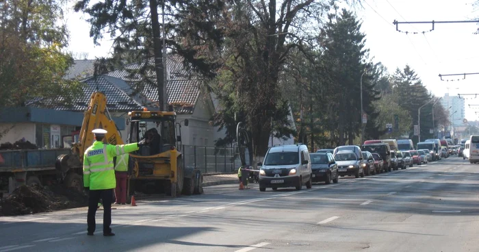 Poliţiştii de la Rutieră dirijează circulaţia prin tot oraşul pentru a împiedica ambuteiajele
