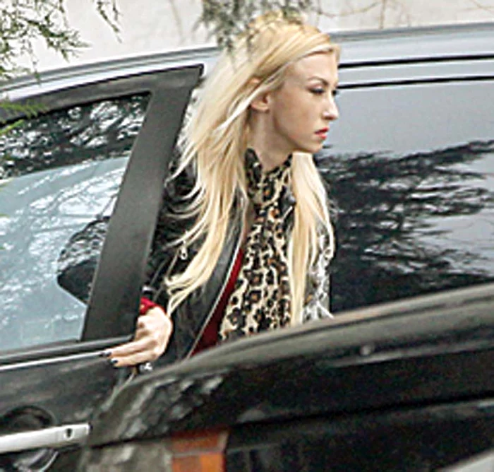 Andreea Bălan se îndreaptă spre atelierul de croitorie la care merge de ani buni