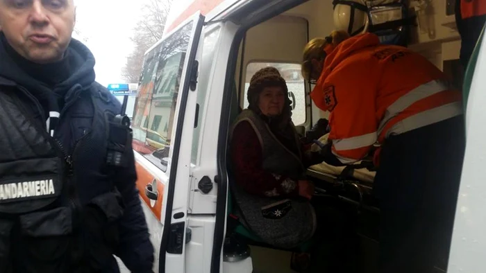 Batrâna a fost scoasă de sub maşină şi i-a fost acordat primul ajutor. FOTO Claboo Media