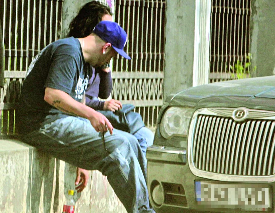 Pe CRBL l-a apucat setea, aşa că mâna lui a luat direcţia sticlei cu suc, pe care o ţinea pe asfalt