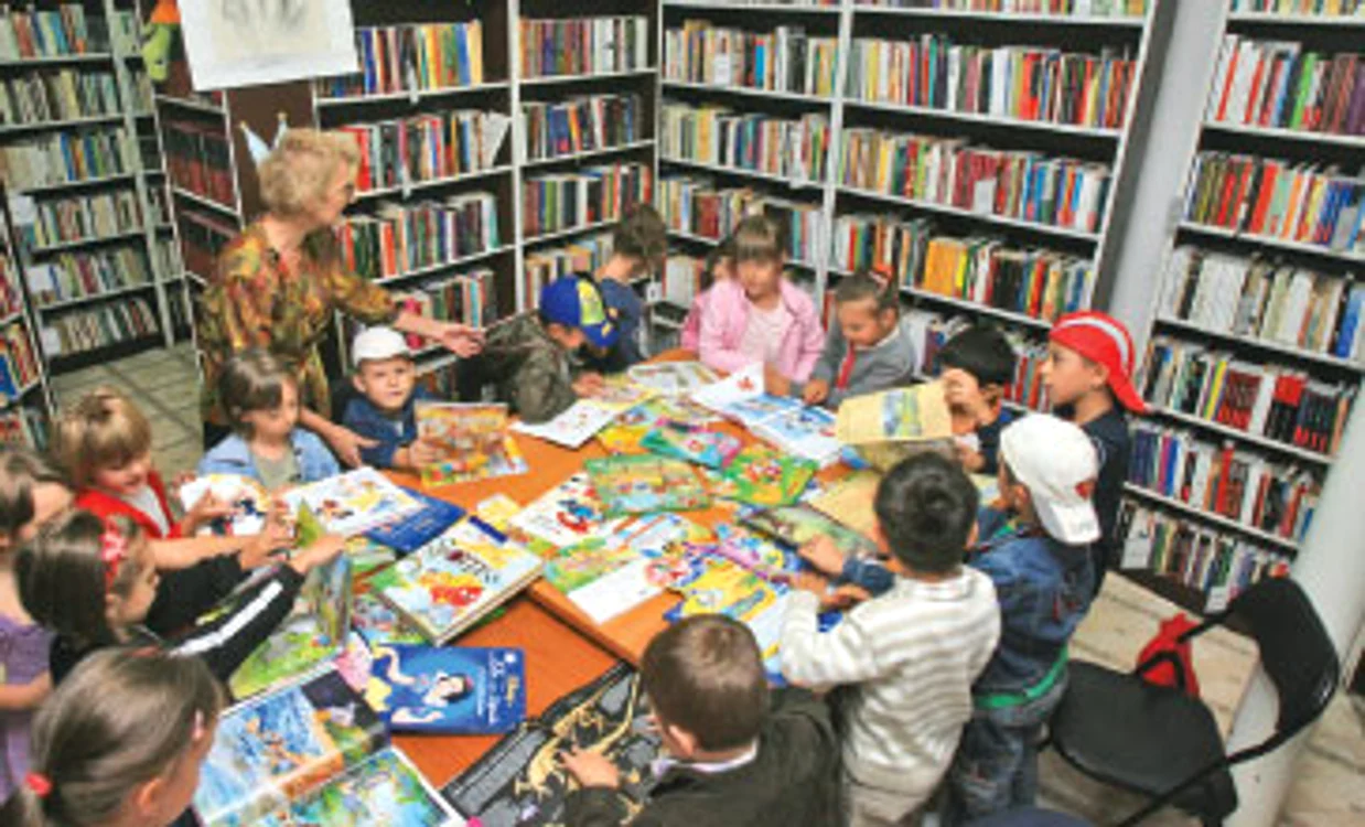 Copiii vin deseori cu grădiniţa la bibliotecă