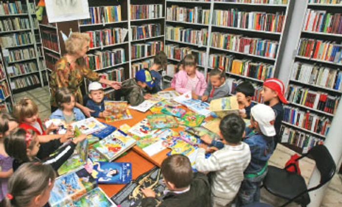 Copiii vin deseori cu grădiniţa la bibliotecă