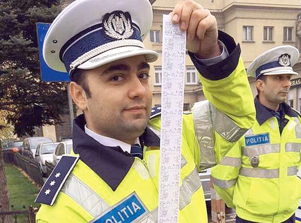 
    Inspectorul Andrei Codău ne arată bonul uriaș  