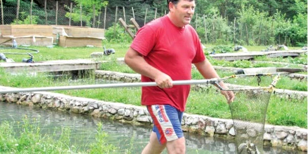 De câte ori vin clienţii, Doru Cutuş prinde păstrăvii cu minciogul  
