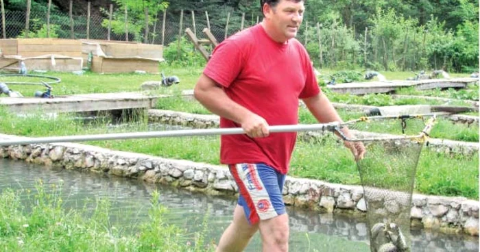 De câte ori vin clienţii, Doru Cutuş prinde păstrăvii cu minciogul