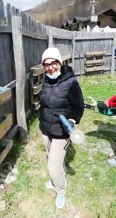 Monica e pricepută şi la grădinărit