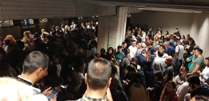 
    În Stația de metrou Pipera au fost blocați atât de mulți călători încât lumea nu putea ajunge pe peron  