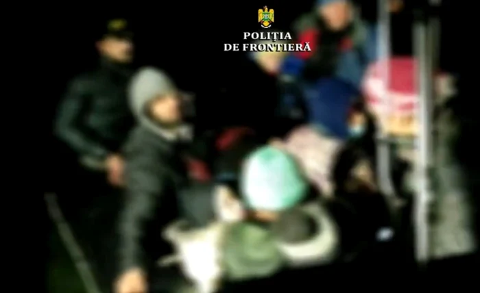 Migranţii au fost predaţi autorităţilor din Serbia FOTO Poliţia de Frontieră